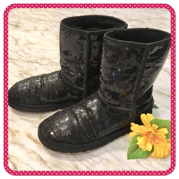 UGG Shoes - 💝 UGG 💝 black sequined classic short size 9